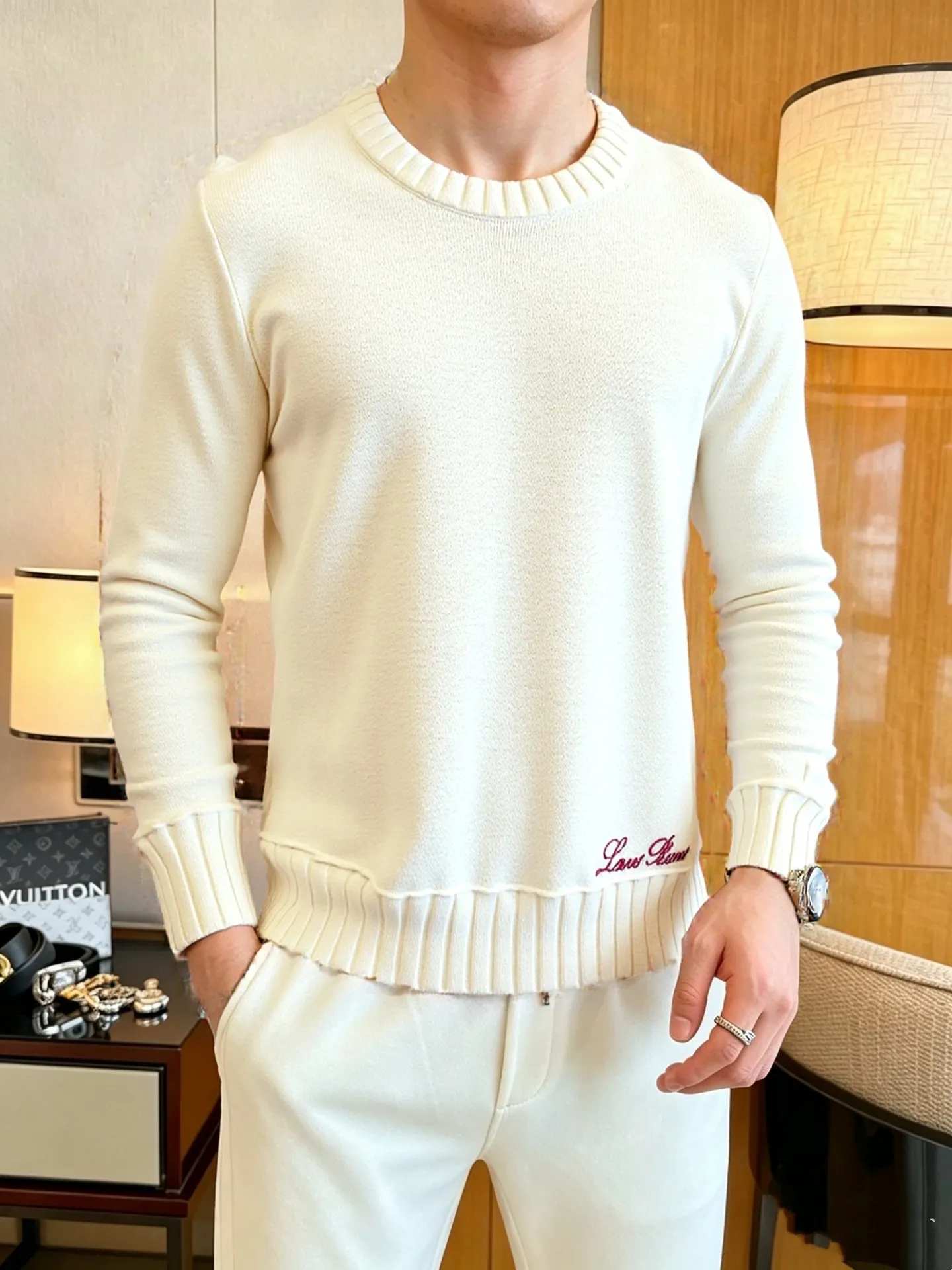 LP's new autumn and winter low-key luxury sweater, a trendy gentleman's round neck Premium sweater. Wool yarn blending. Only double-layer yarn can produce such a premium effect. It is a channel product of a trading company. It is a winter star-level item. It is easy to wear and practical. It is an all-purpose basic Versatile style. The texture is excellent. It is skin-friendly and comfortable without scratching. It is a high-end fashion base layer that is extremely comfortable whether worn alone or layered. It has an excellent texture for close-fitting wear. Demonstrate high-end and invincible fashion! Slim-fitting but not tight, with high elasticity on all sides, it is definitely a very comfortable upper body experience. It is a must-have item for winter wear! The wiring is neat and delicate, the details are exquisite, and the upper body effect is excellent. There is no age limit, and it is the best product on the Internet! Size: S M L